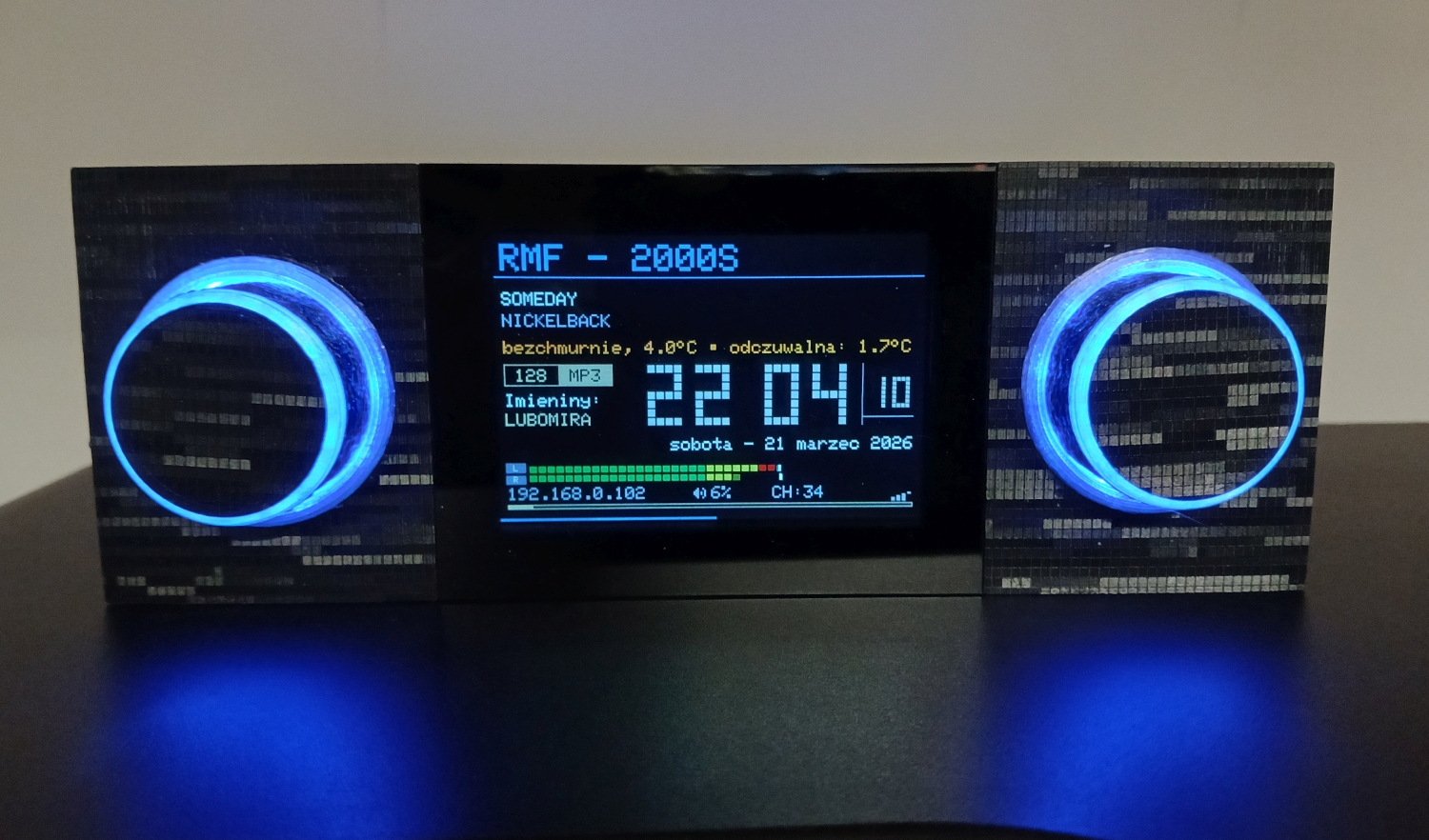 Zbudowany odbiornik YoRadio z wyświetlaczem i pokrętłem głośności